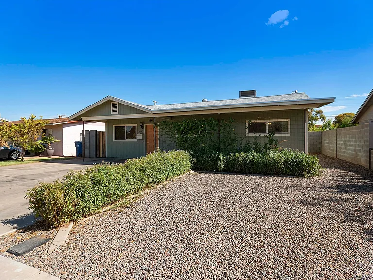 2045 E Don Carlos Ave — Photo 2