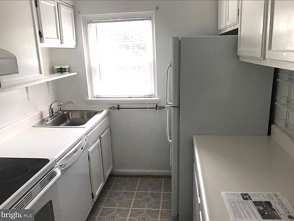 5th image of 3317 S Wakefield St #B