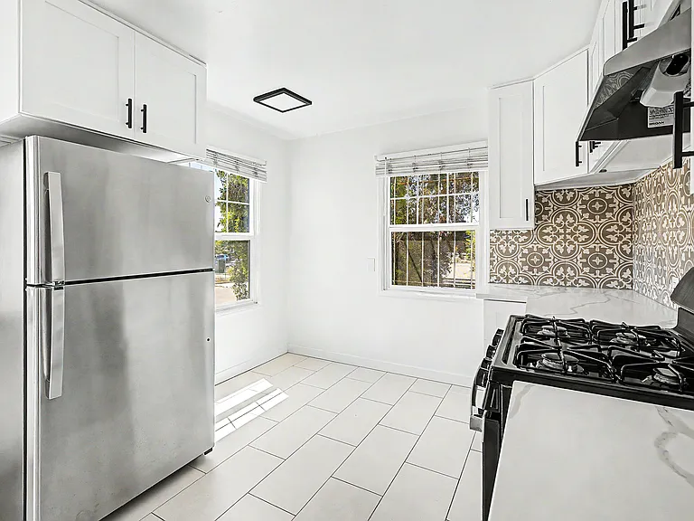 Las Palmas Apartments — Photo 6