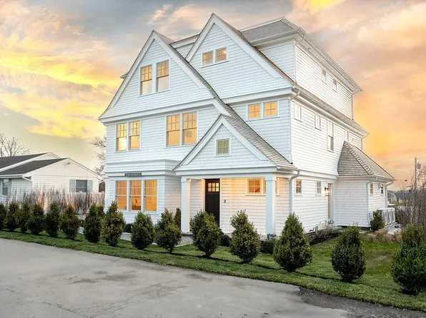 10 Stimpson St, Middletown, RI 02842