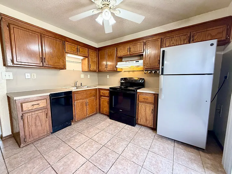 1901 E Lindsey St #30 — Photo 3