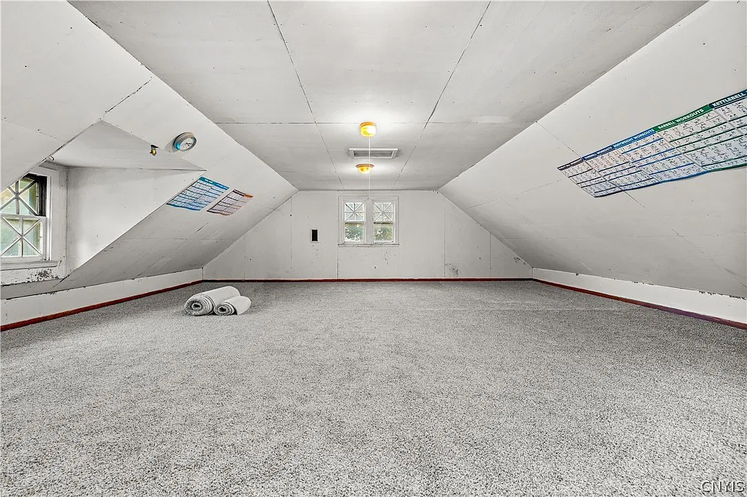 3 bed, 1.0 bath, 1939 sqft, $1,800 — Photo 3