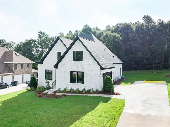 118 Coachmans Drs, Auburn, AL 36832