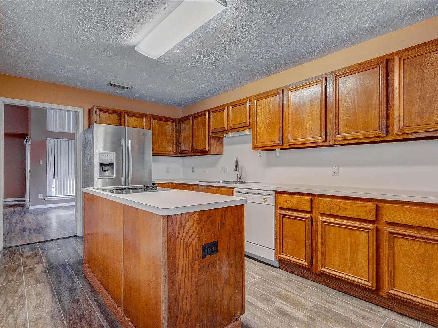 4 bed, 2.5 bath, 2514 sqft, $2,495 — Photo 3
