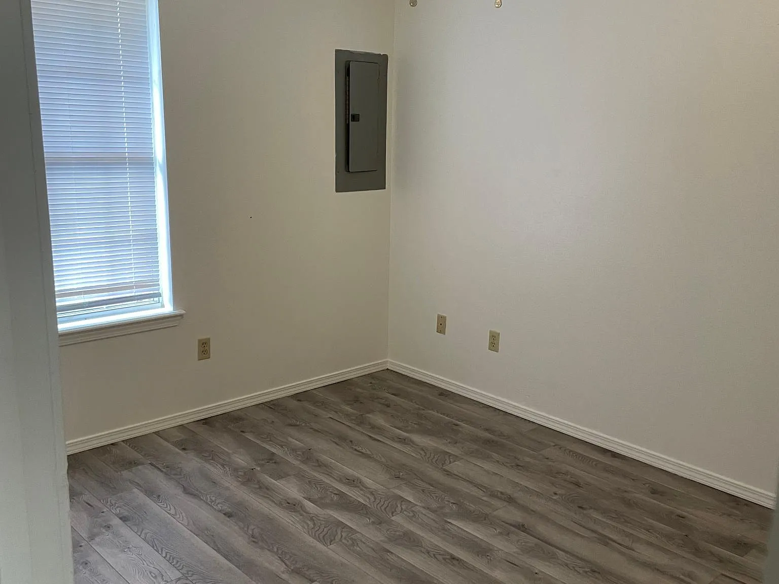 323 E Dorcus St — Photo 3