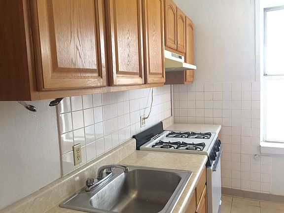 3rd image of 3106 38th St APT 2L
