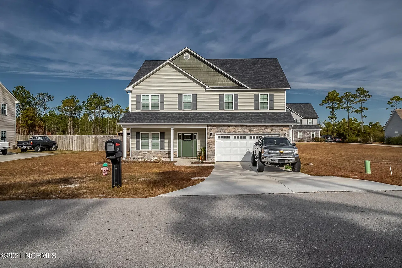 4 bed, 2.5 bath, 2775 sqft, $2,500 — Photo 1