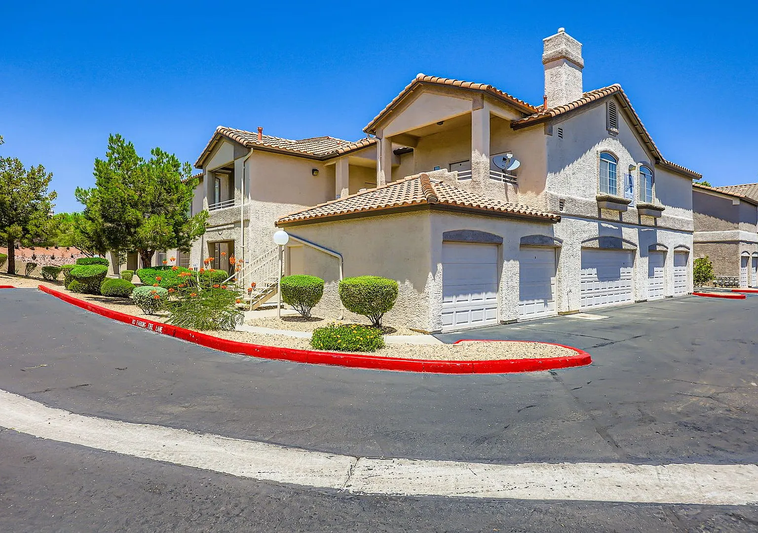 Upgraded First-Floor Condo With Private Garage In Prime Green Valley Location * Coming Soon* — Photo 4