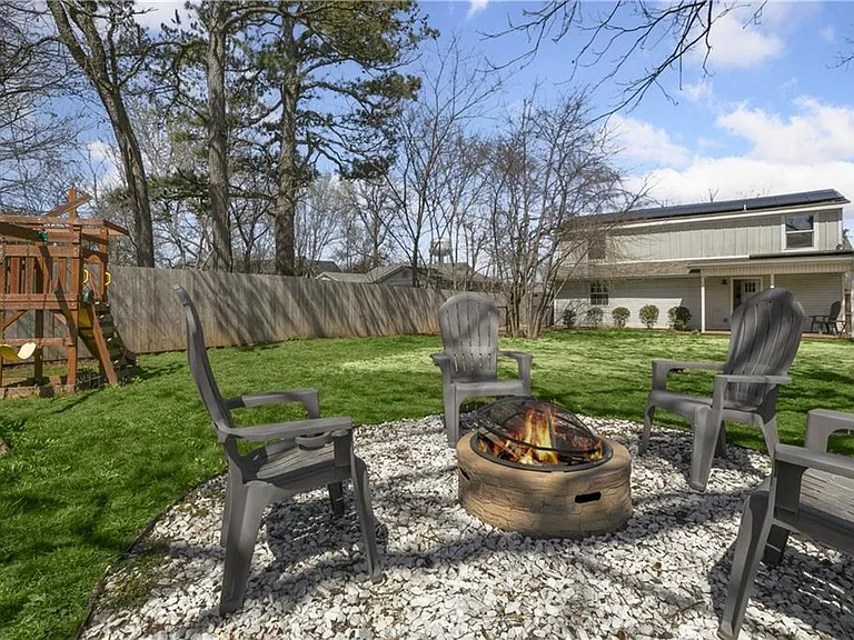 718 W Maple St — Photo 40