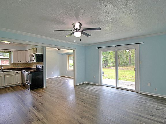 2nd image of 1062 Kelly Dr