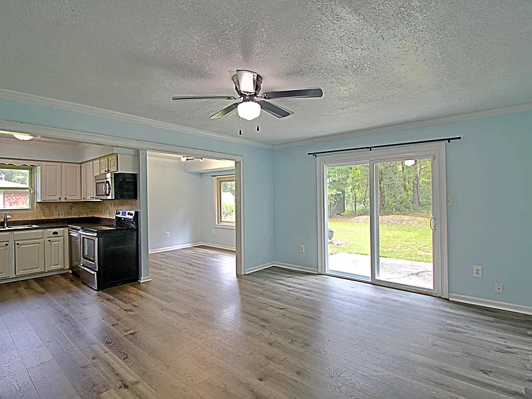 1062 Kelly Dr — Photo 2