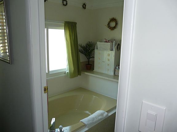 4th image of 2233 Primavera Ave