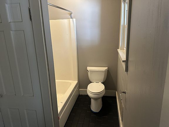 5th image of 115 Oak St