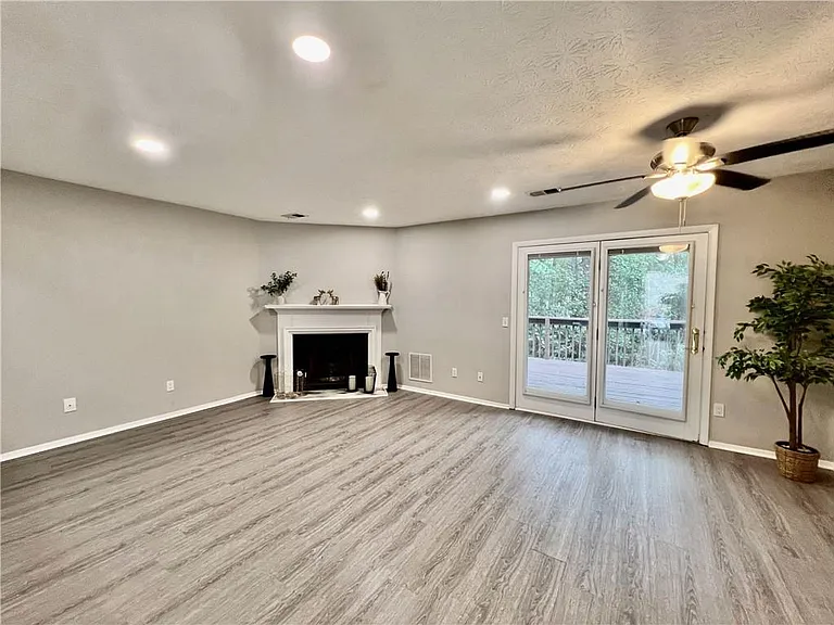 1502 Queen Anne Ct — Photo 4