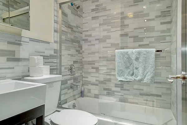Rented by R New York | media 7