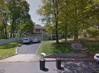 12 Pinedale Rd, Hauppauge, NY 11788
