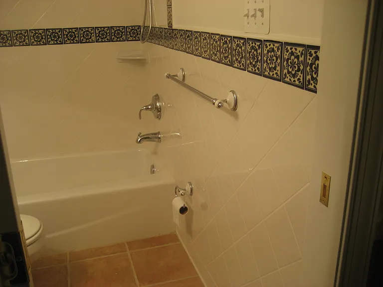 Bathroom. Tub.Tile