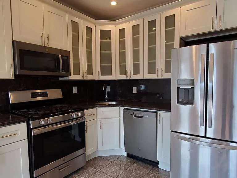 377 Danforth Ave #4E — Photo 1