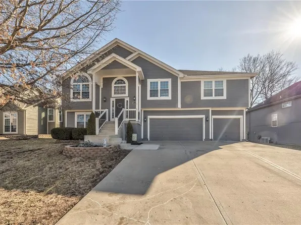 15629 S Lindenwood Dr, Olathe, KS 66062