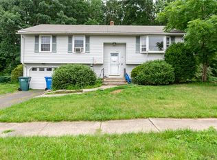 35 Robertson Dr, Hamden, CT 06518