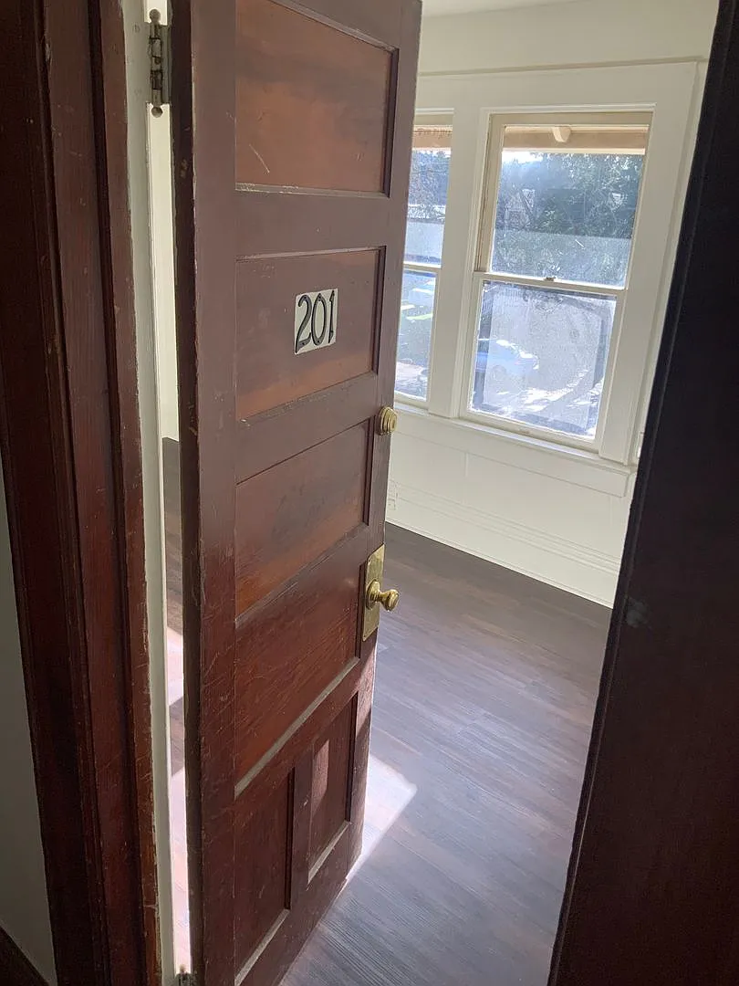 1 Bedroom, 1 Bath Near Downtown — Photo 4