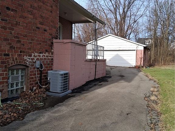 4th image of 160 Gordon Ave