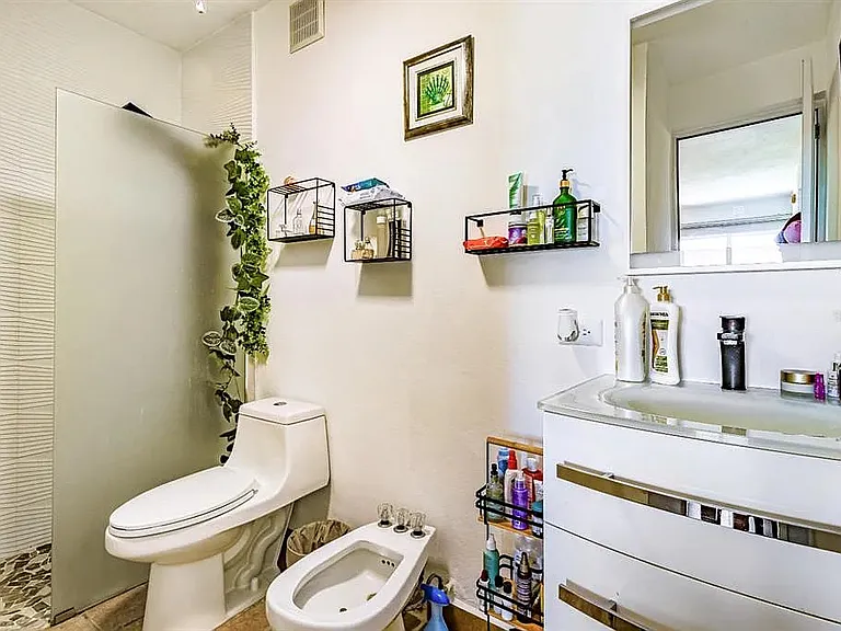 Full en-suite bathroom connected to primary bedroom