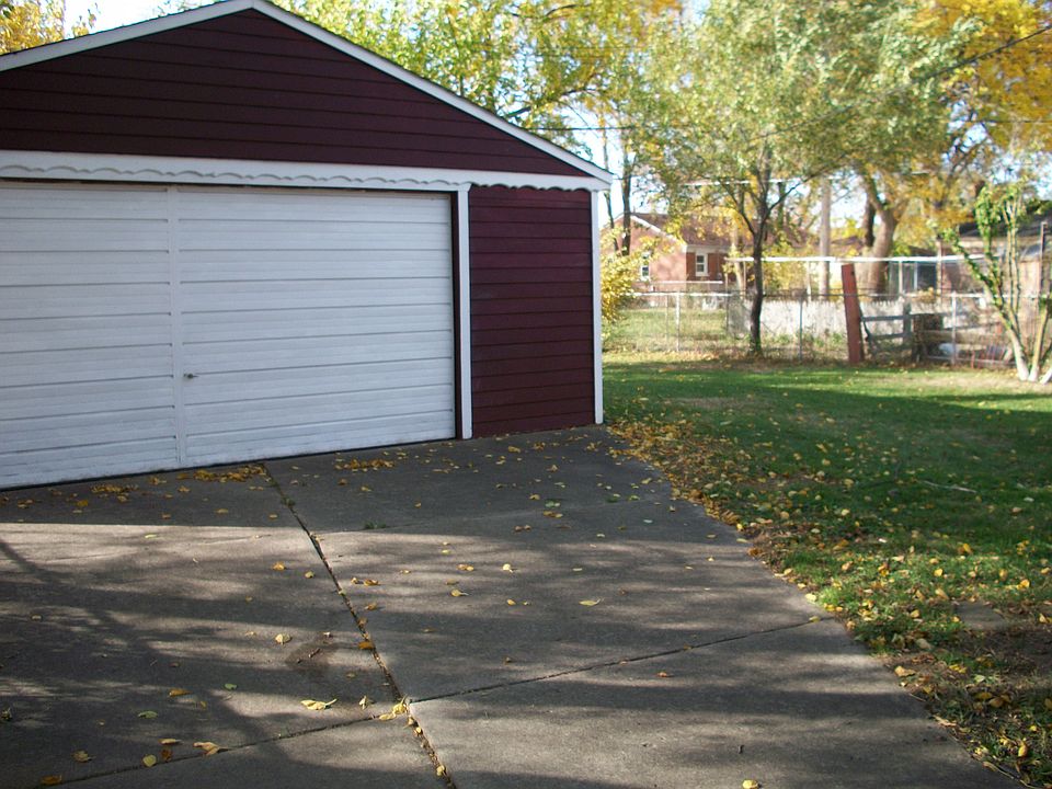 2nd image of 1542 Meadowlane St