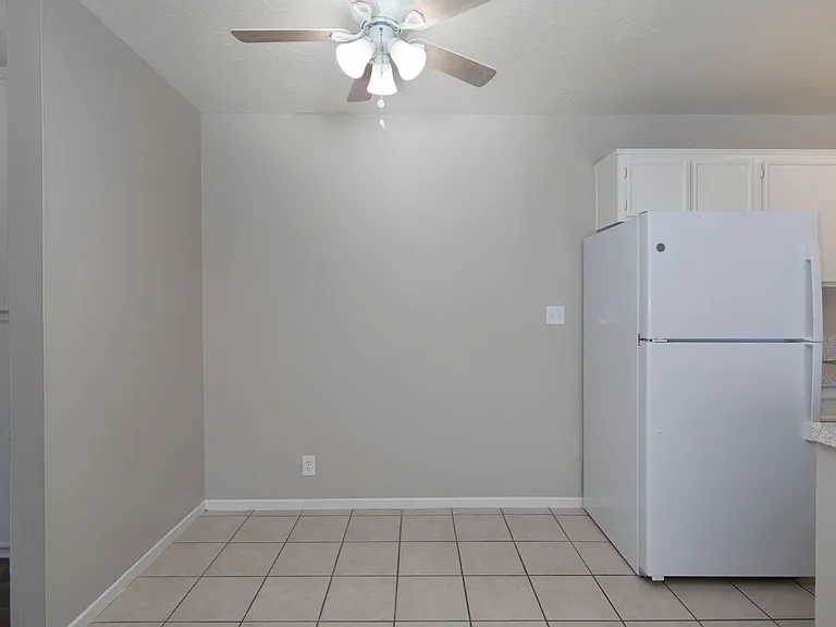 Lakeshore Villa Apartments — Photo 26