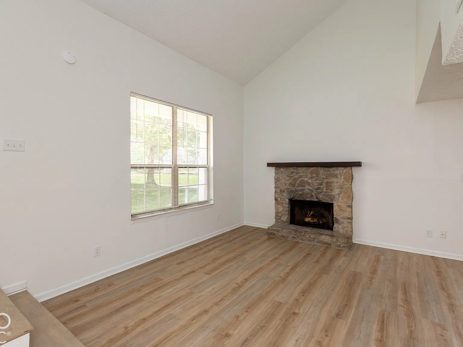 2 bed, 1.5 bath, 1025 sqft, $1,850 — Photo 3