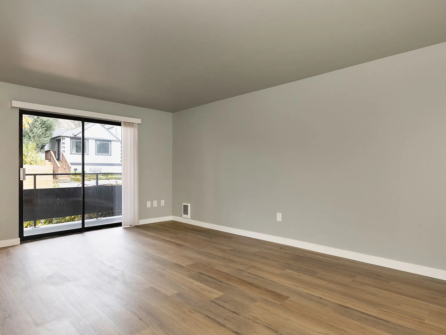Eagle Court Apartments — Photo 4