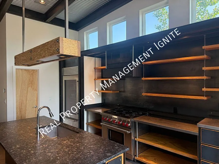 Modern Home in Premier Westside Location — Photo 2