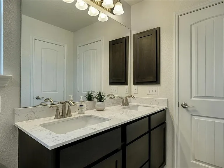 521 Bradford Ln — Photo 18