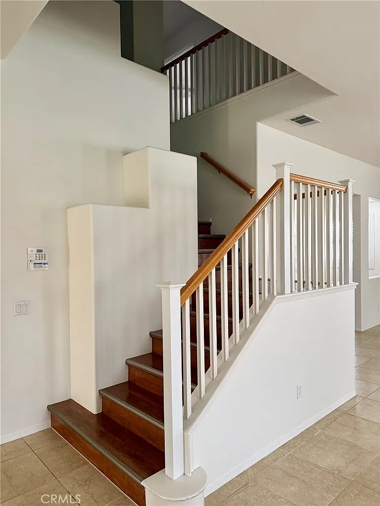 6 bed, 4300 sqft, $5,300 — Photo 4