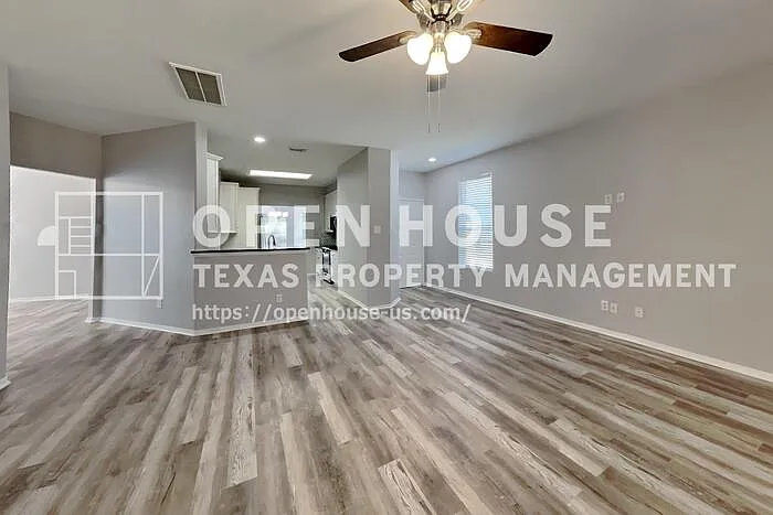 4 bed, 2.5 bath, 2432 sqft, $2,225 — Photo 4