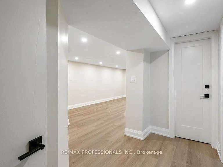 1327 Royal Dr #LOWER — Photo 12
