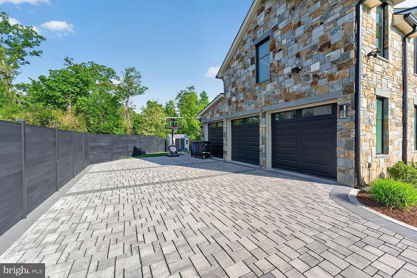 6 bed, 6.5 bath, 9404 sqft, $13,900 — Photo 3