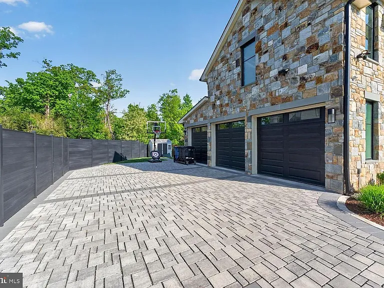 1218 Karig — Photo 3