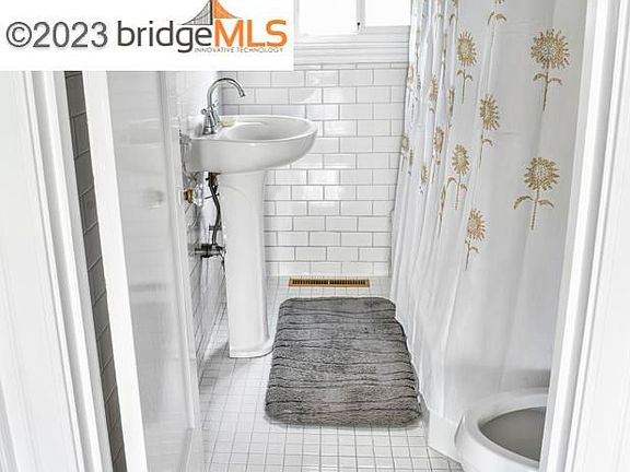 4th image of 5958 Majestic Ave