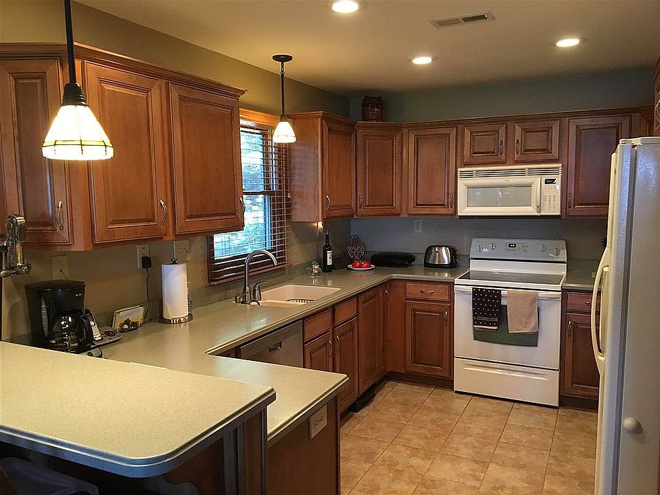 Kitchen. Microwave replaced.