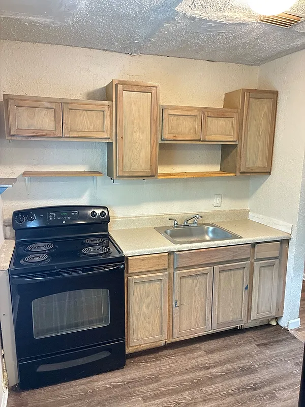 3 bed, 1.0 bath, 805 sqft, $1,100 — Photo 3