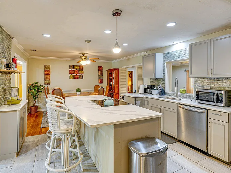 Spacious Modern Kitchen