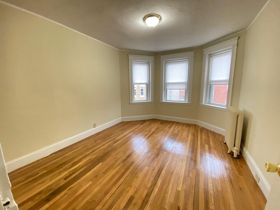 1st image of 62 Woodstock Ave #19
