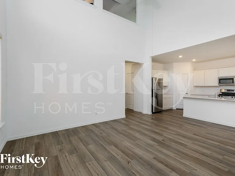 2528 Northcote Dr — Photo 3