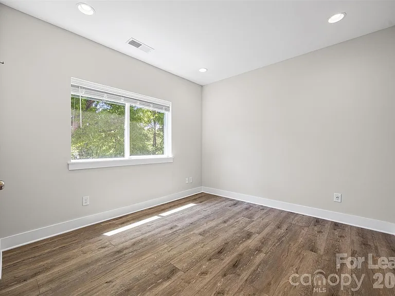 840 E 18th St #B — Photo 14