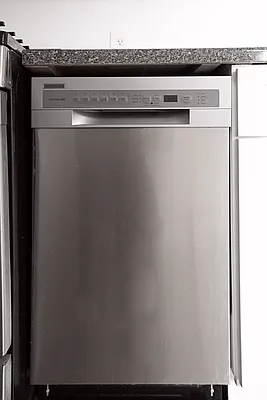 Rented by Waldstar Real Estate LLC | media 8