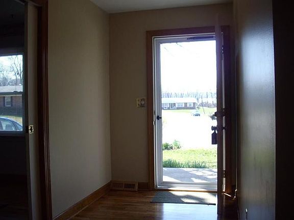 3rd image of 277 Bonnycastle Dr