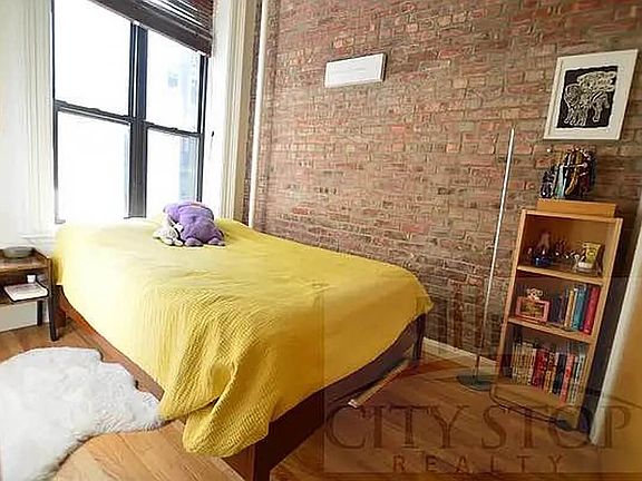 3rd image of 49 W 74th St #2