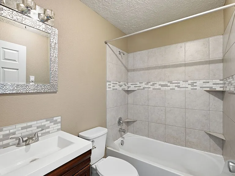 321 E Grace St — Photo 10