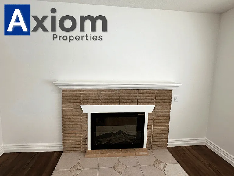 906 E Elm St — Photo 12